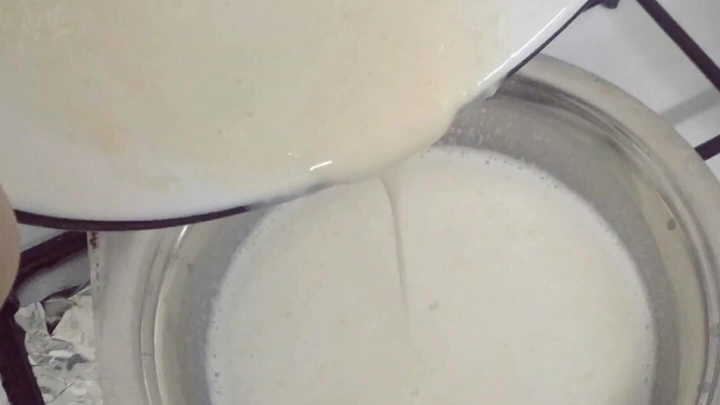 помешивая.