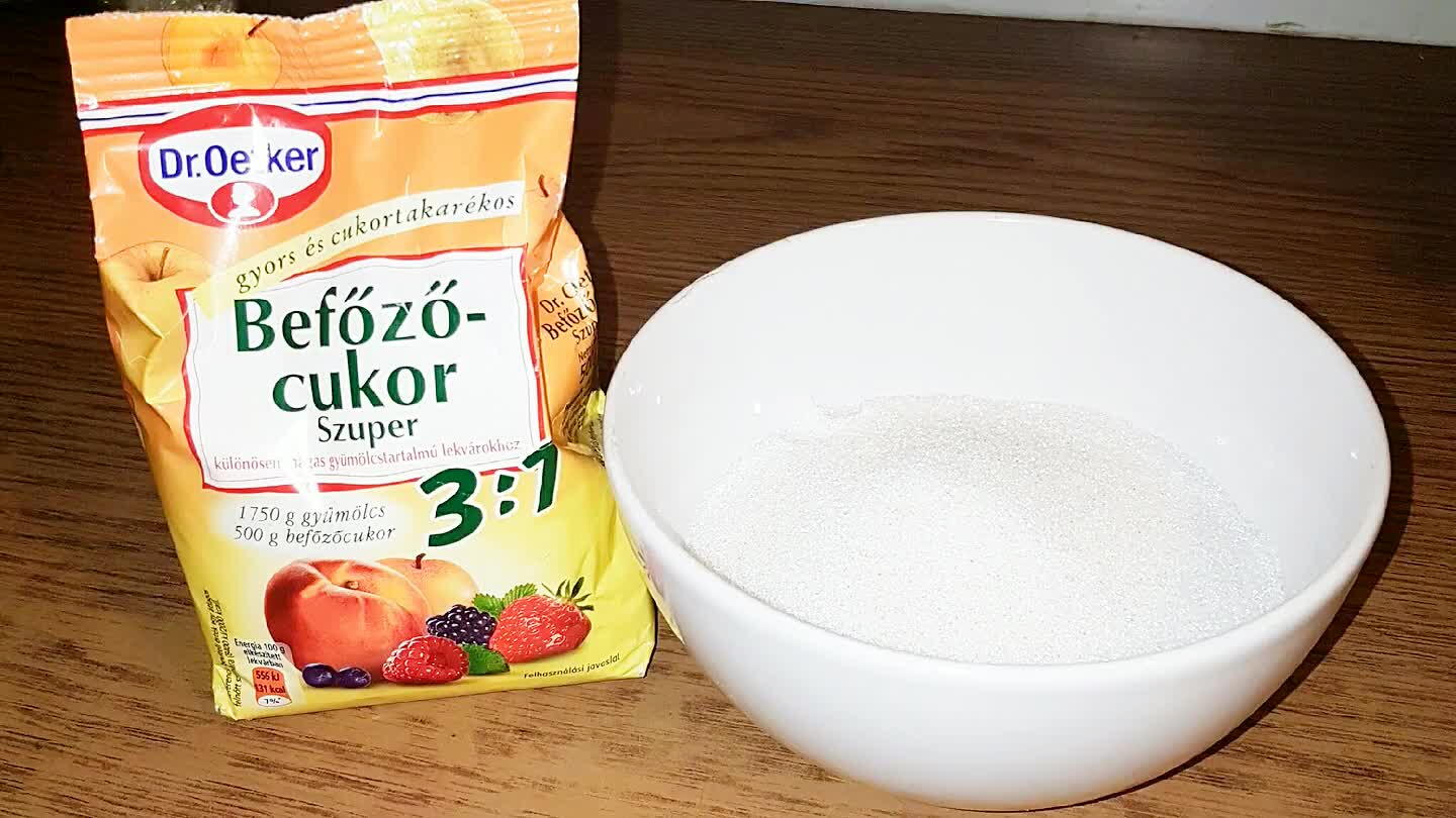 Ezután lassú tűzön, folyamatosan keverve kezdje el forralni.