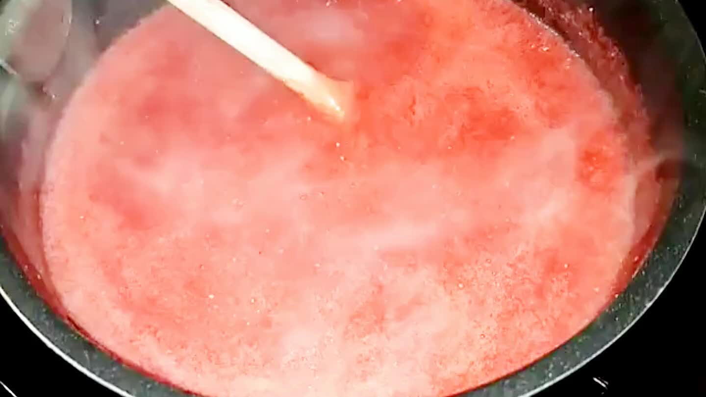 bele a kockázott epret. Folyamatos keverés mellett forralja tovább addig, amíg a tetején megindul a hab képződés.