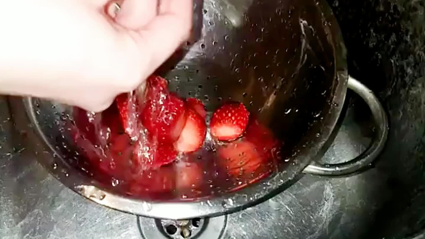 emeket darabolja fel.