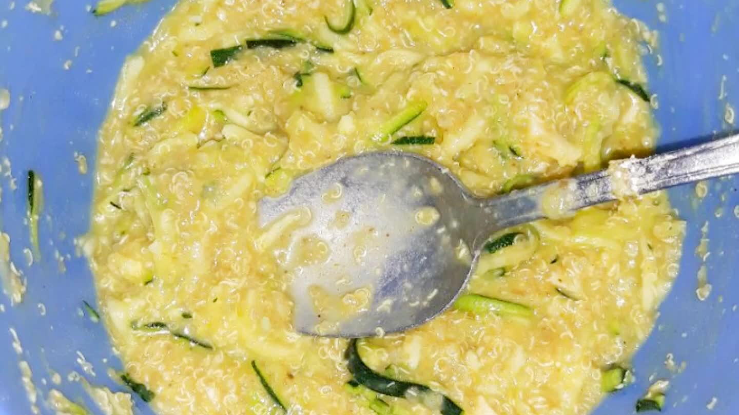 Dopo aver grattugiato finemente le zucchine, unire tutti gli ingredienti tranne il pan grattato e la ricotta.