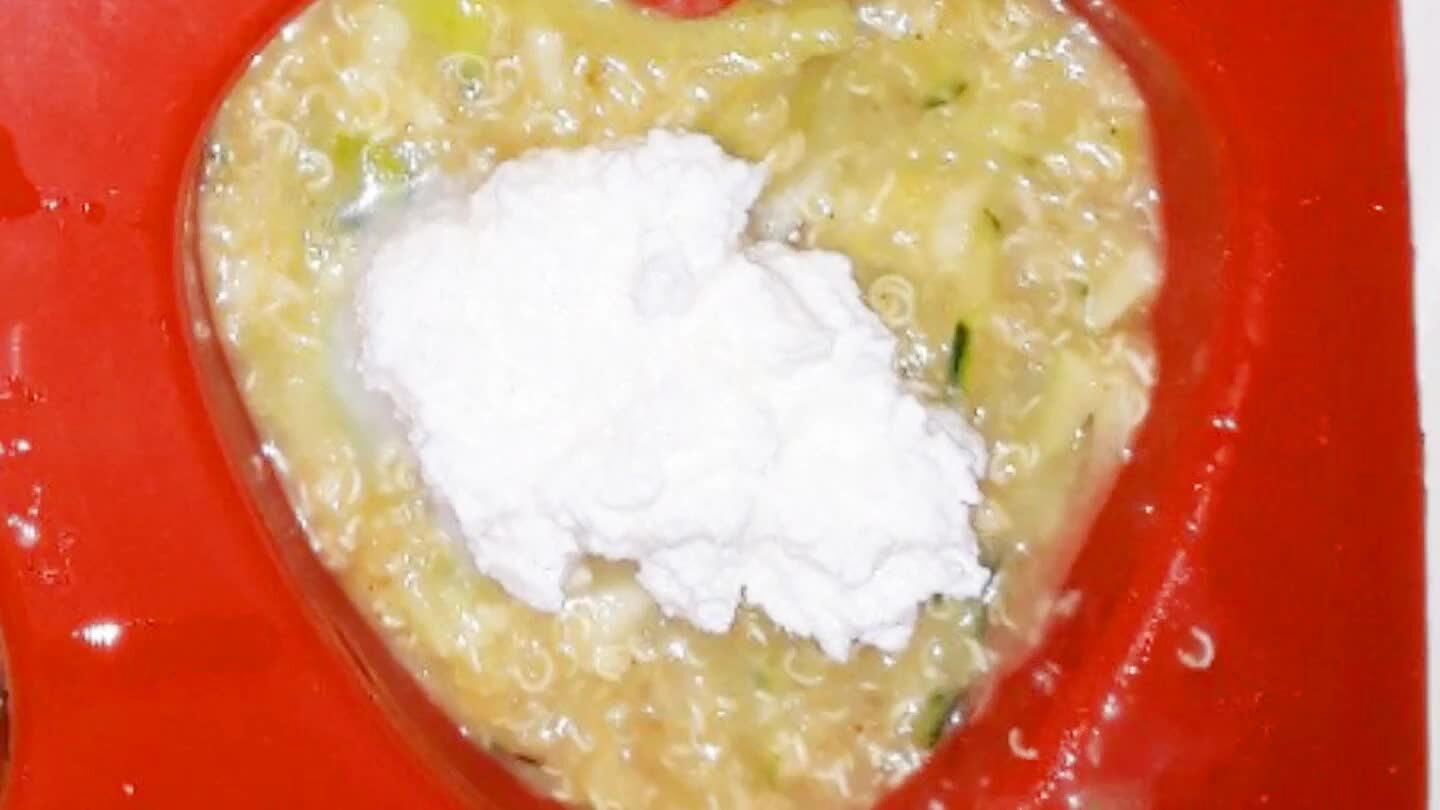 Disporre in uno stampo in silicone metà del composto. Aggiungere un cucchiaio di ricotta al centro.