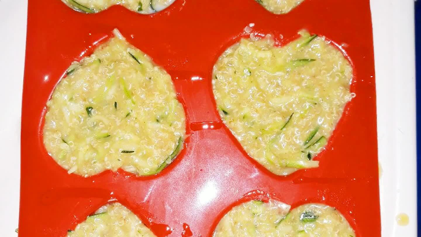 Aggiungere il composto rimasto fino a coprire la ricotta. A questo punto spolverare la superficie con il pan grattato. Infornare a 180° per 20/25 min