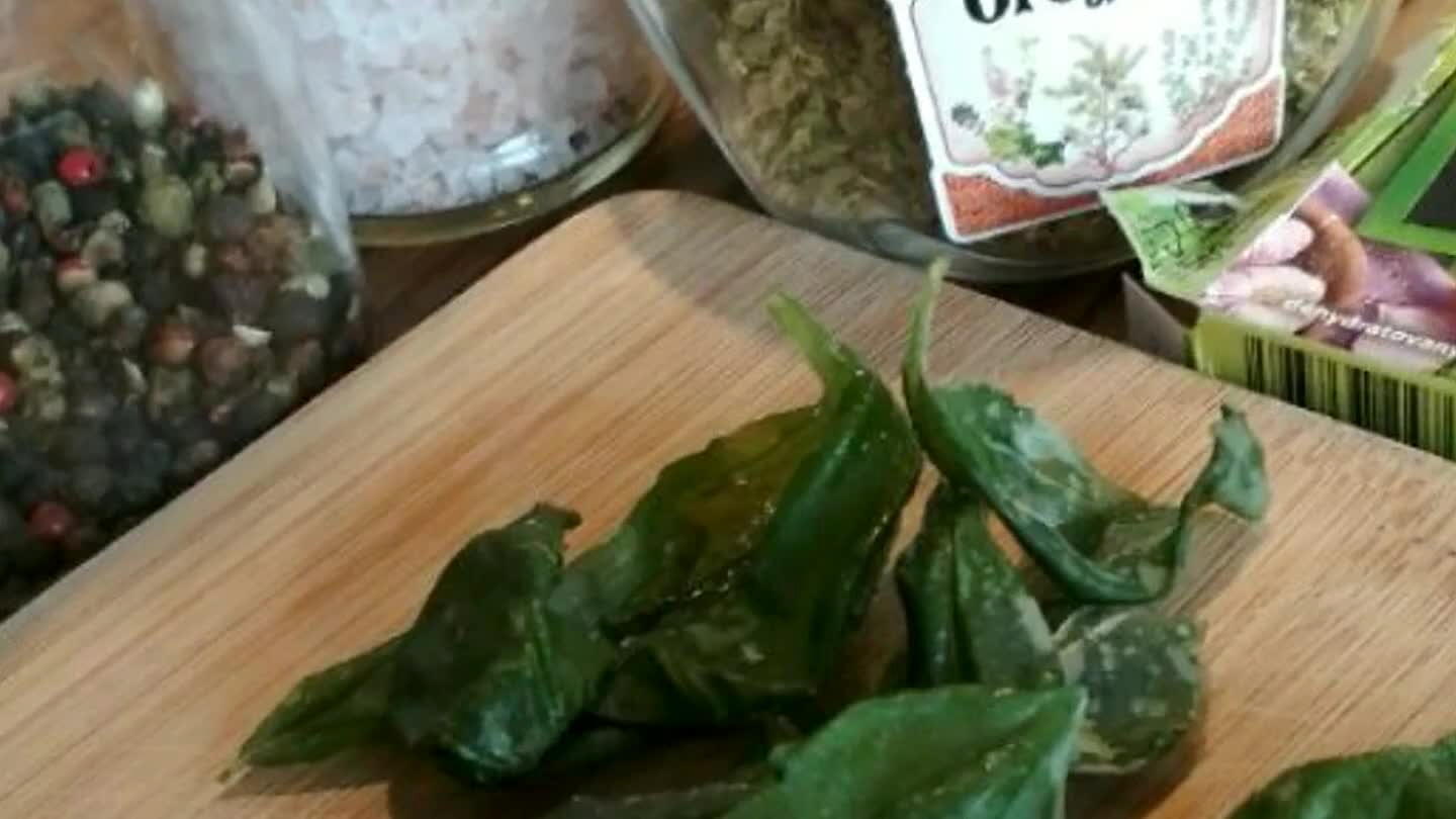 Rozmixovanou polévku dochutíme pepřem, solí, orgánem a bazalkou. Podáváme s opečeným pečivem.