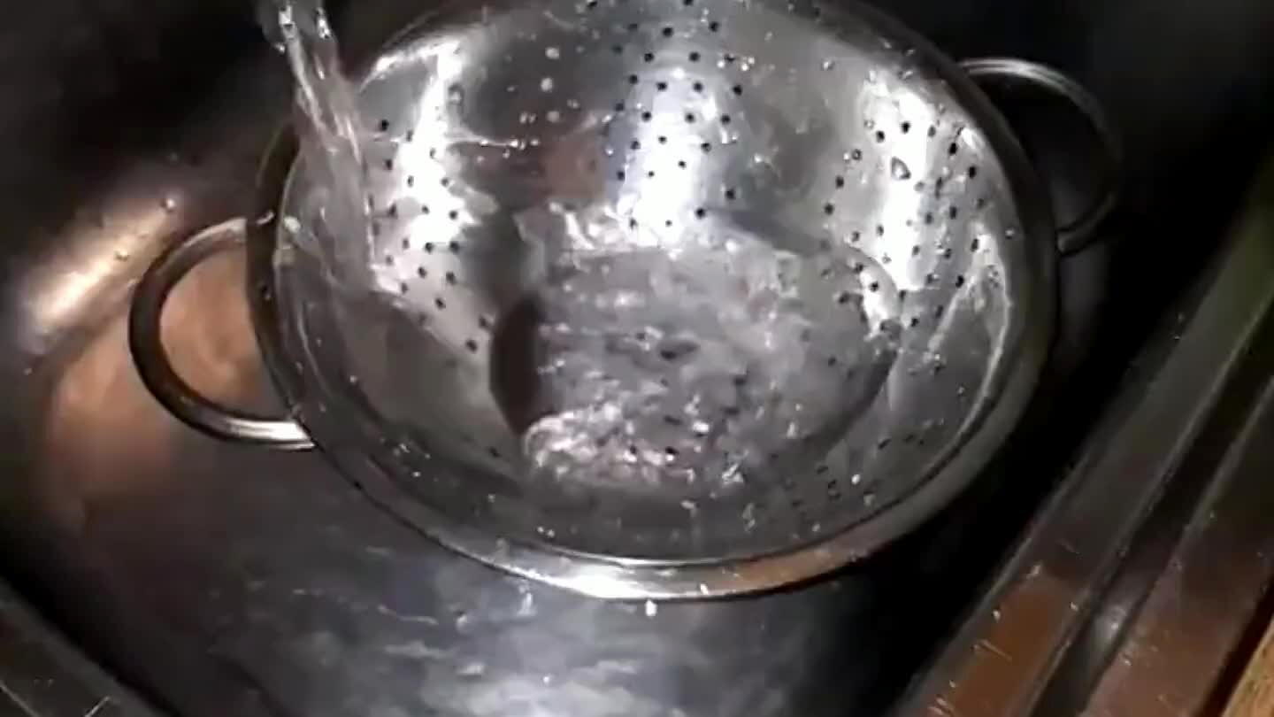 evés olajjal keverje át, így nem tapadnak össze a nokedlik.