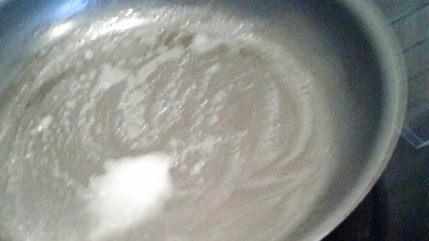 Préparer une poêle beurrée et ajouter une louche de pâte à crêpes.