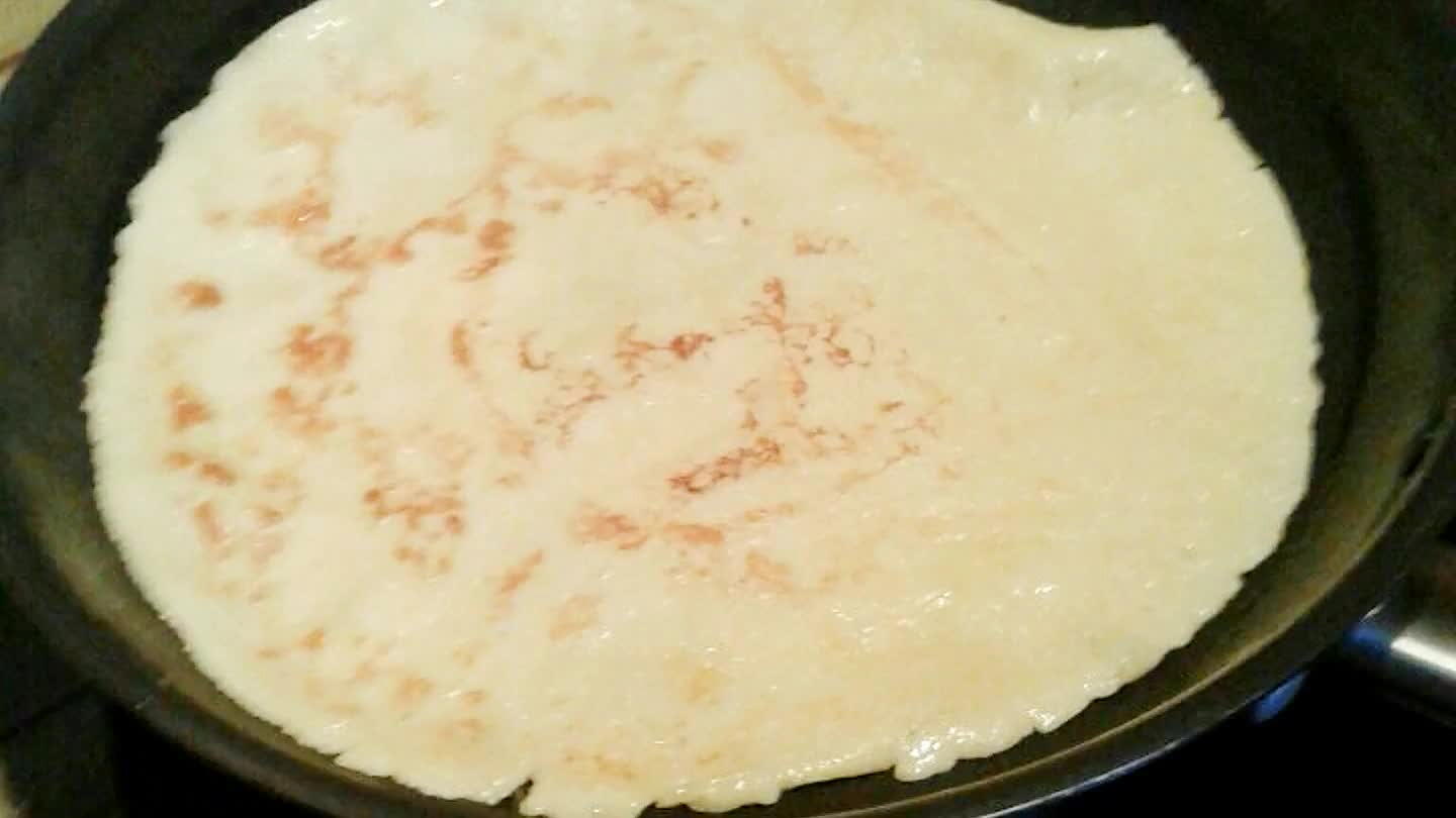 Retourner la crêpe.Puis c'est prêt !😄😄😄