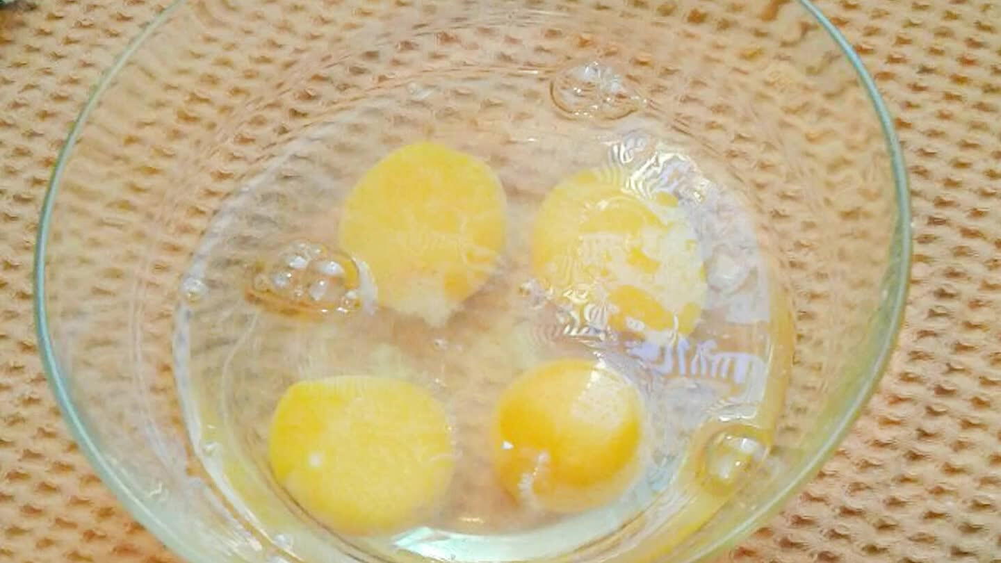 Dans un petit bol, casser 4 œufs puis ajouter les deux sachets de sucre vanillé.mélanger bien en fouettant avec une fourchette.
