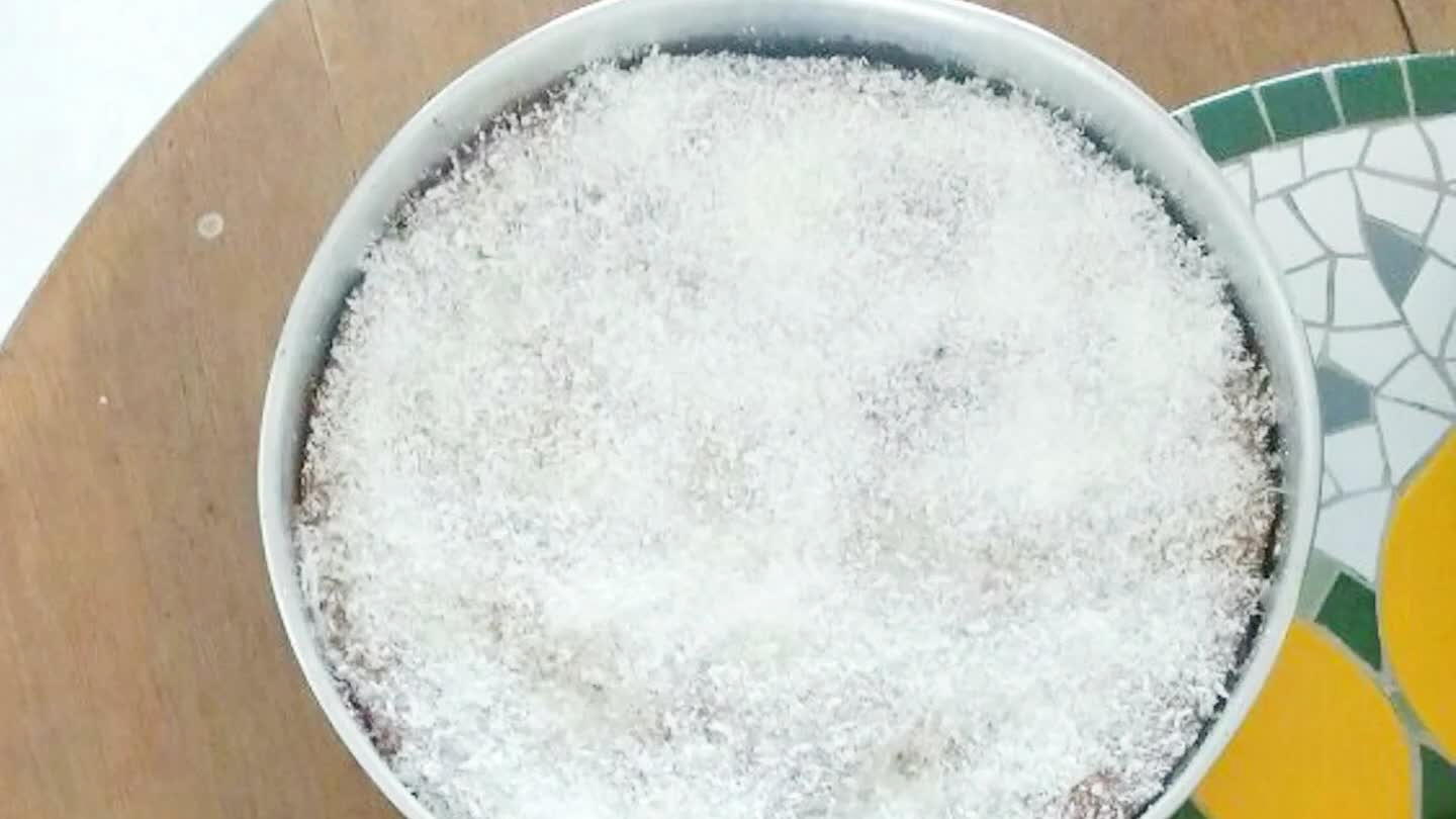 Depois da calda polvilhe coco por cima.