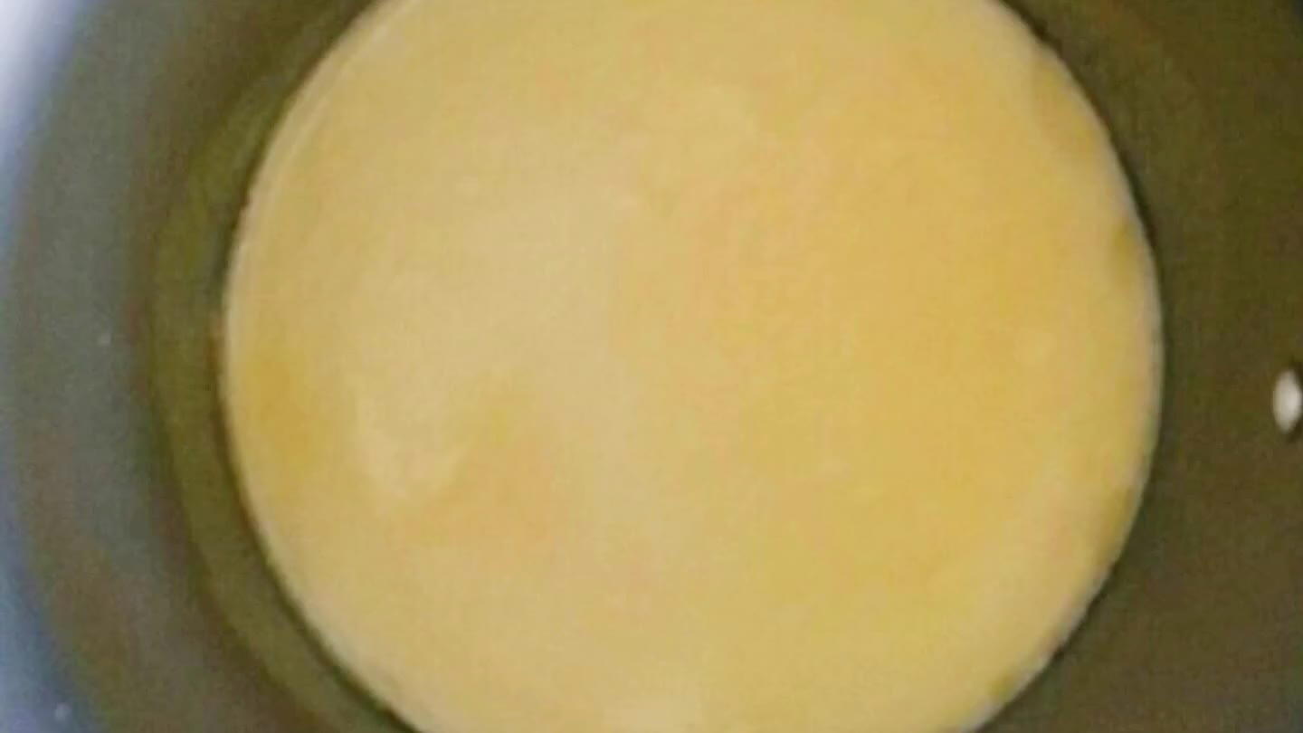 Derreter a margarina com o leite deixar ferver e colocar na massa batida, ainda quente.