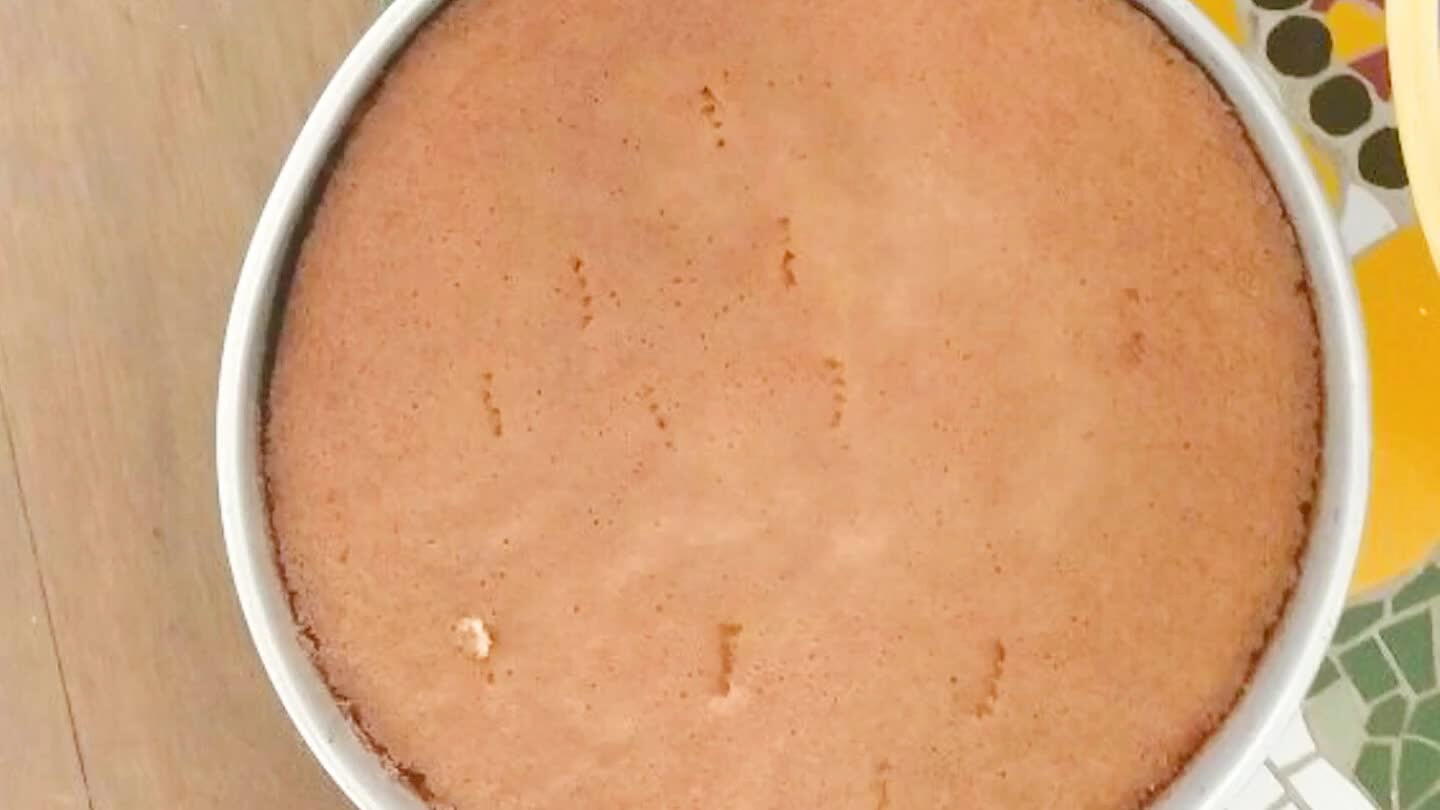 Coloque 200 ml leite de coco ,50 gramas coco,200 ml de leite na panela, adoce a gosto ,fure e molhe os dois bolos.