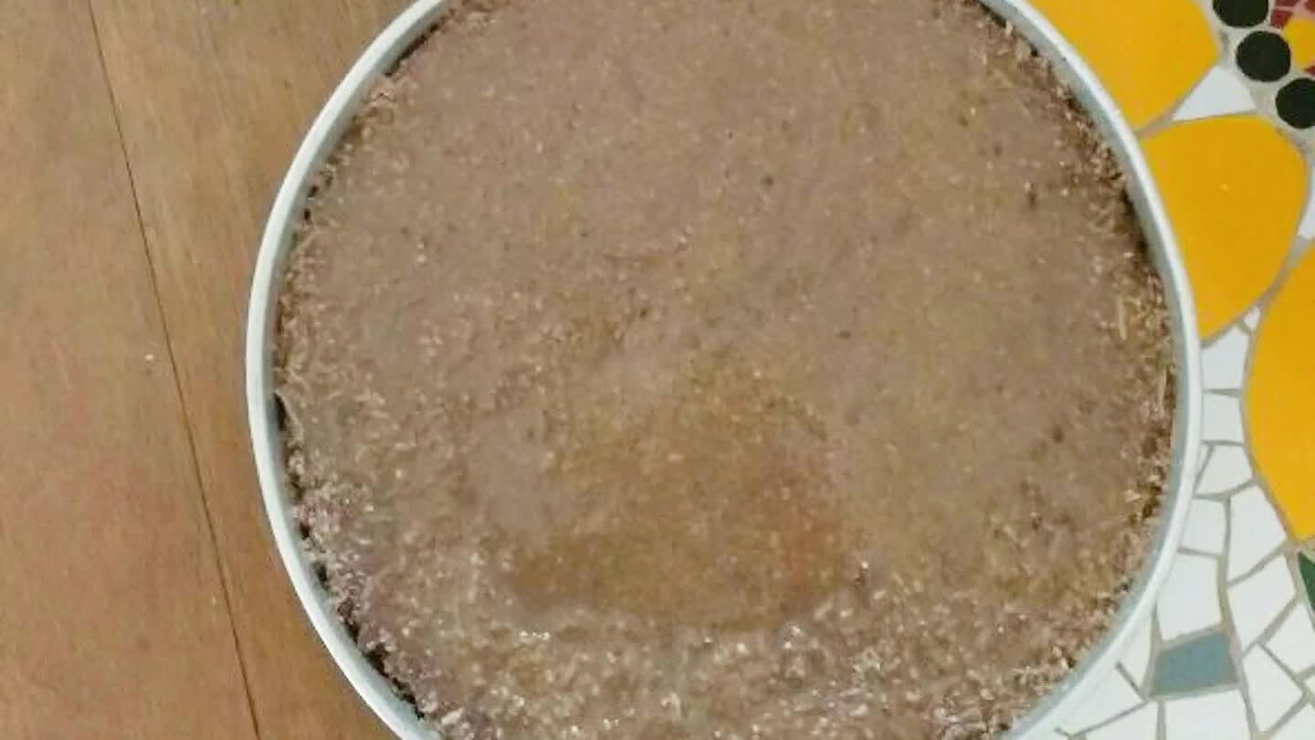 eite condensado, e 4 colheres de chocolate em pó, apurar no fogo e colocar por cima.