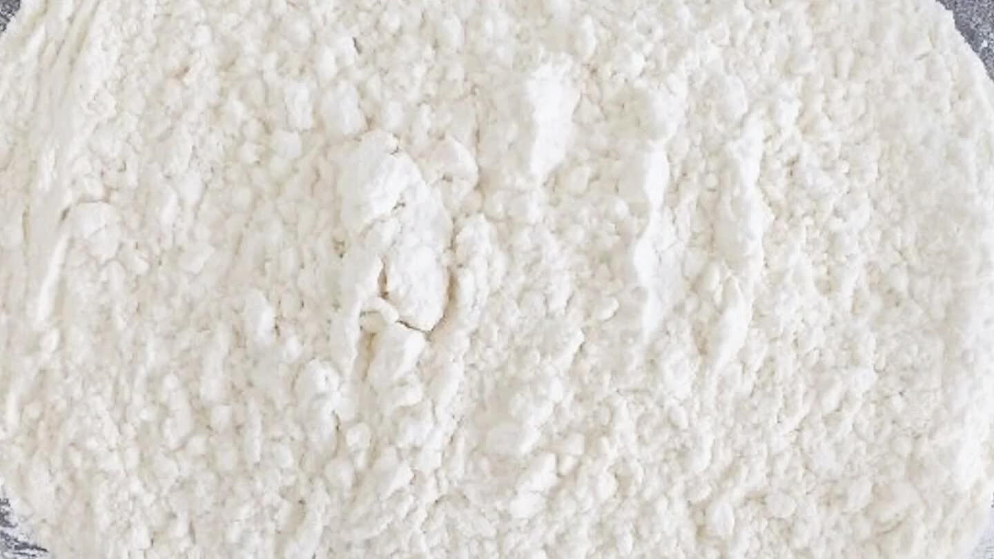 ue o fermento em pó. Coloque metade da massa em uma forma untada e a outra metade acrescente 6 colheres de chocolate em pó bata e em seguida coloque em outra forma para assar.