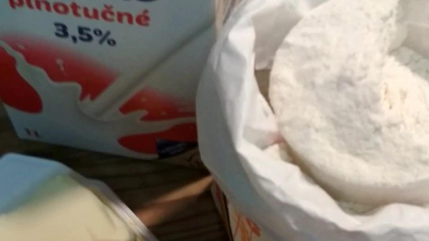 připravim do hrnku mléko s moukou a naleji do teplého mléka)