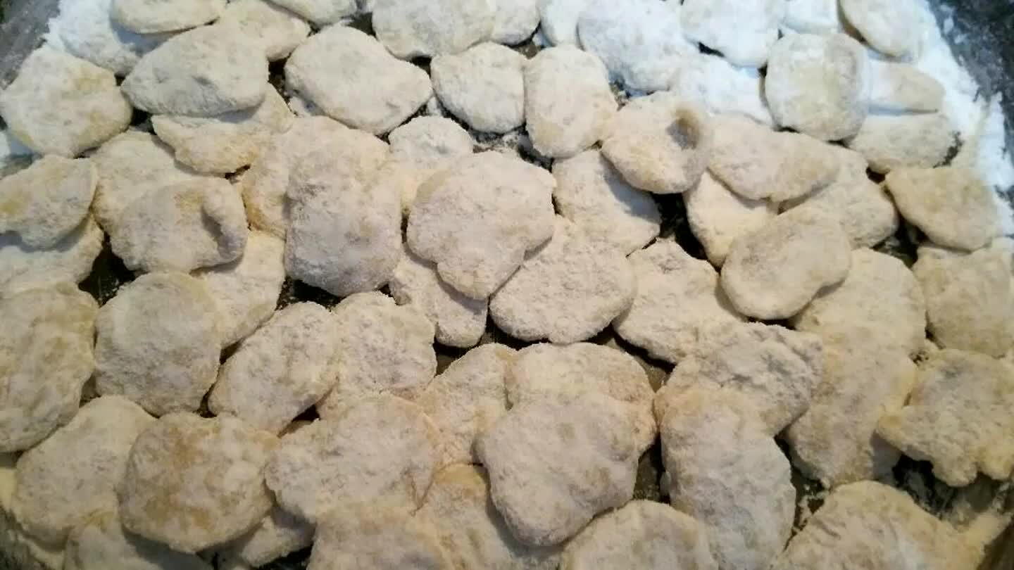 adagiarli in una teglia larga con della farina per non farli attaccare.
