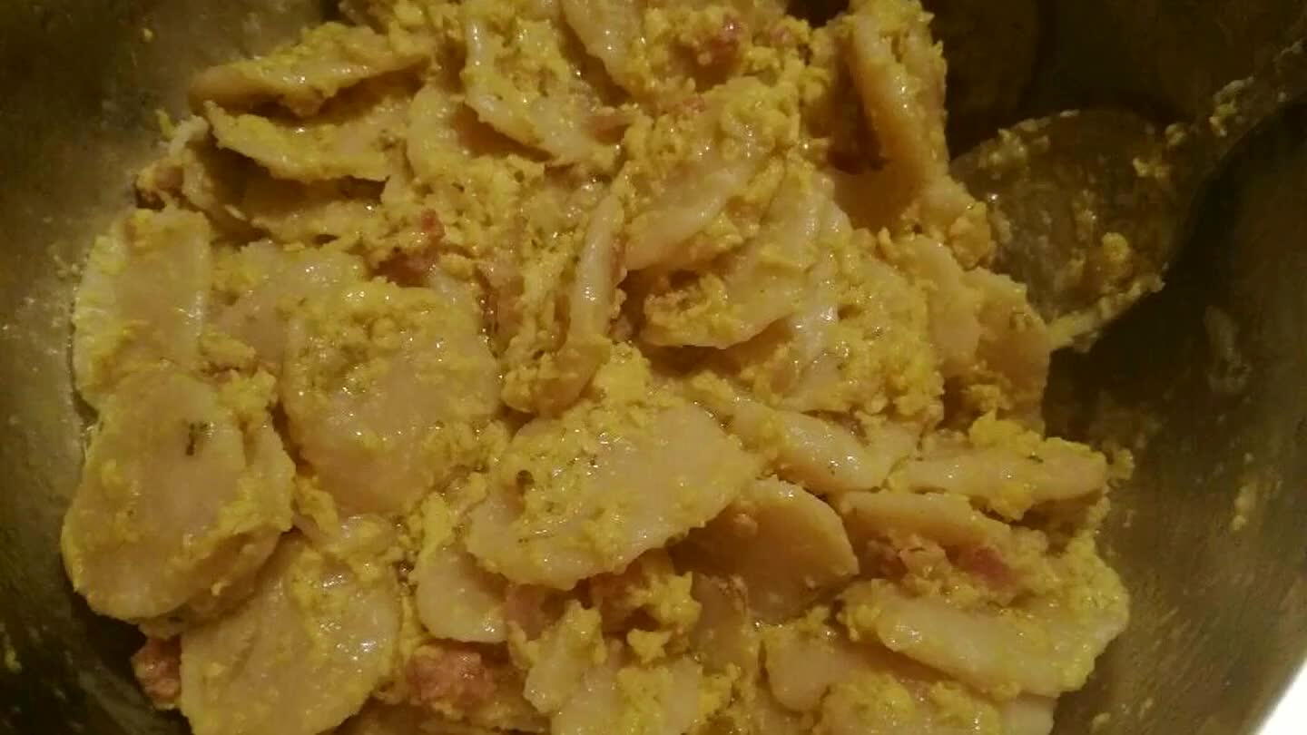 il composto con la pancetta e le uova e lasciare cuocere il tutto per 2 min; Impiattare e aggiungere il pepe e il formaggio.