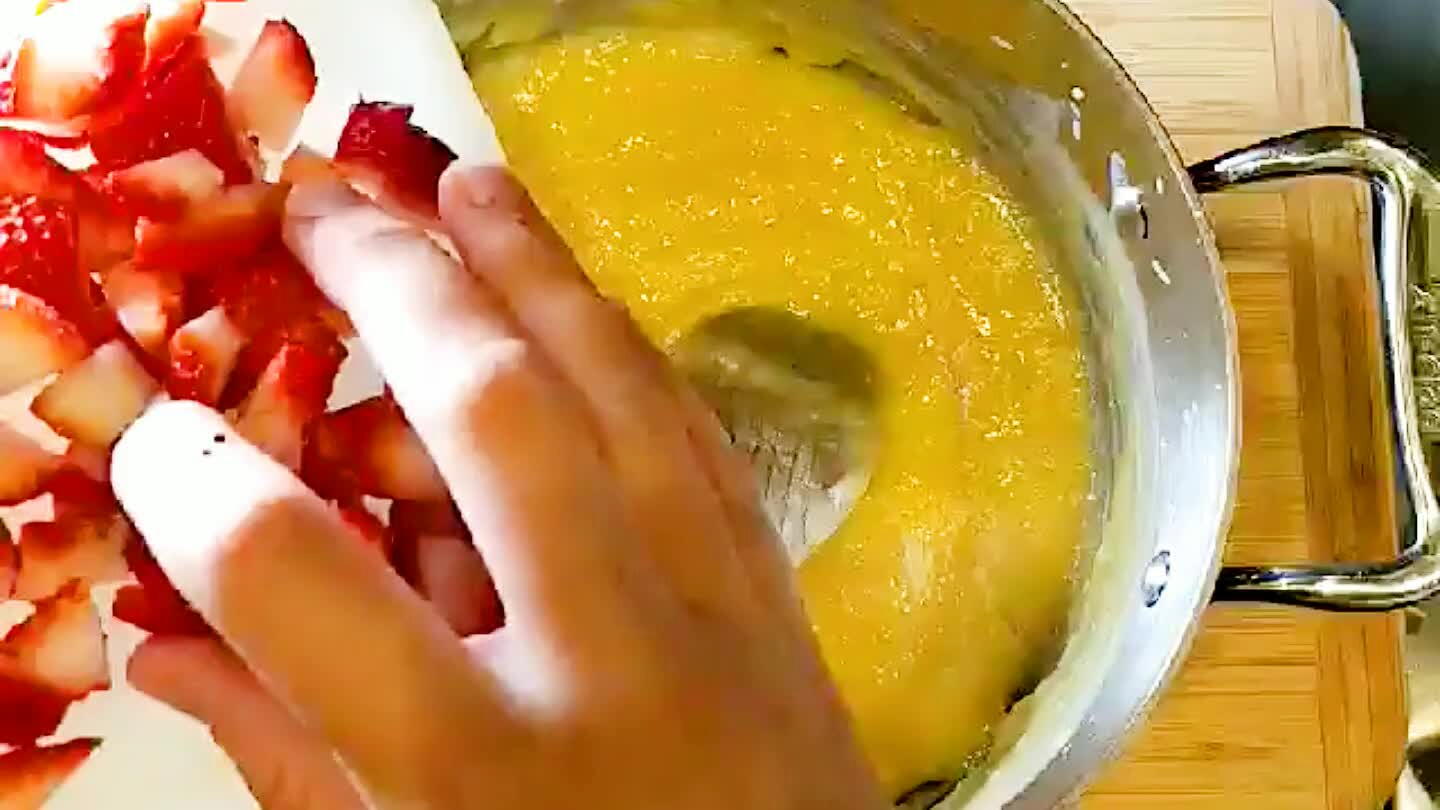 Mix strawberries and cream.