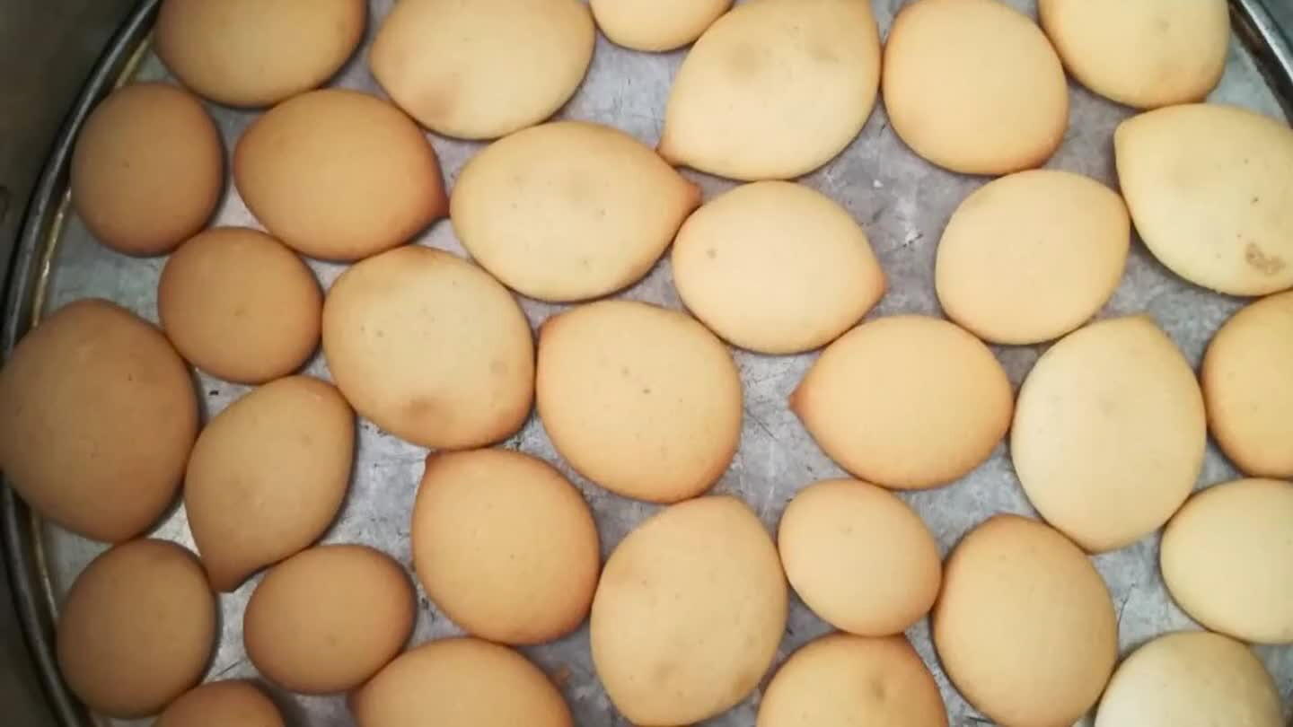 smetany a přidáme 2 vanilkové cukry. Do jedné přidáme půlku nastrouhané čokolády. Do druhé kakao. Na spodek dortové formy naskládáme piškoty.