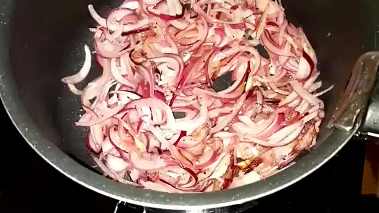 vet, és a balzsamecet krémet. Majd párolja 30-35 percig, kis mennyiségenként pótolja a vizet, nehogy leégjen.