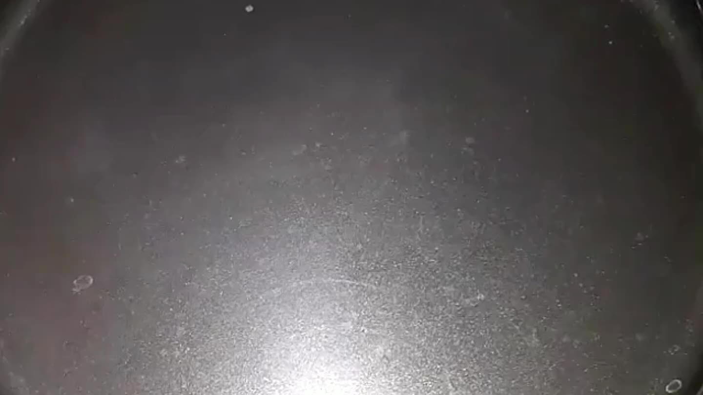 gye bele a paprikát, és grillezze amíg a héja megpirul. Ezután fordítsa meg, és a belső felét is pirítsa meg. Amikor elkészült, szedje ki egy tányérra.