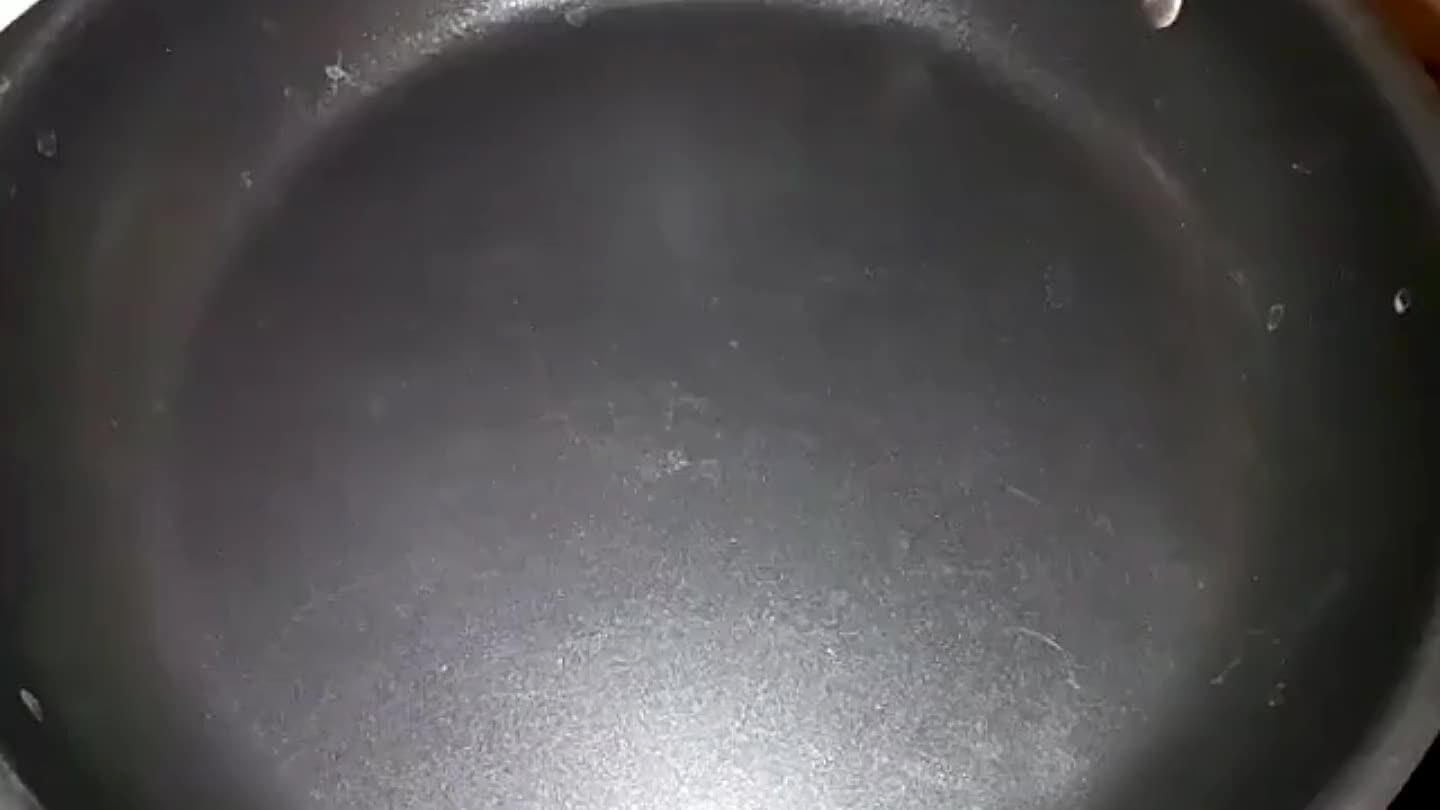 le, a közepüket ujjal nyomja be. Magas lángon pirítsa meg, majd fordítsa meg a húspogácsákat. Amikor a másik oldala is megpirult, szedje ki a húsokat egy tányérra.