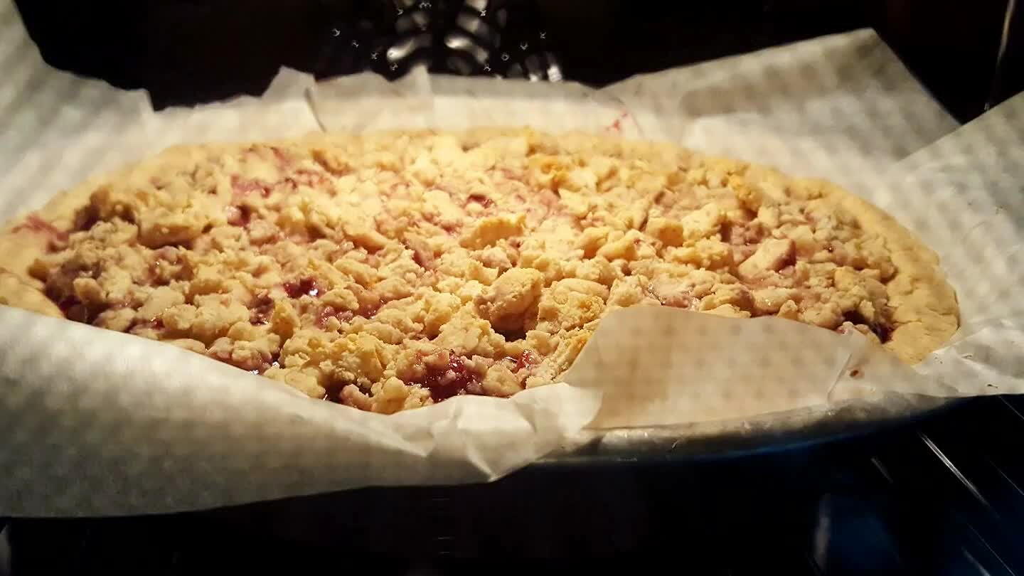 miele e la buccia di limone.Impastare, avvolgere nella pellicola e lasciare riposare 30 min in frigo.Stendere in una teglia di circa 24/26 cm.Infornare per 40 min a 170Β°