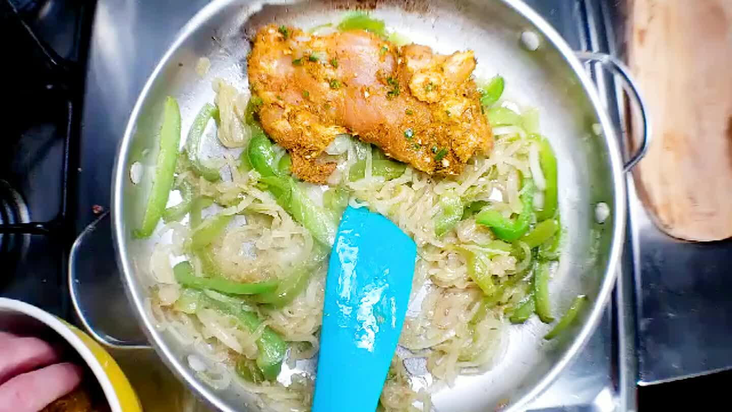 Arrange the chicken thighs in the pan.