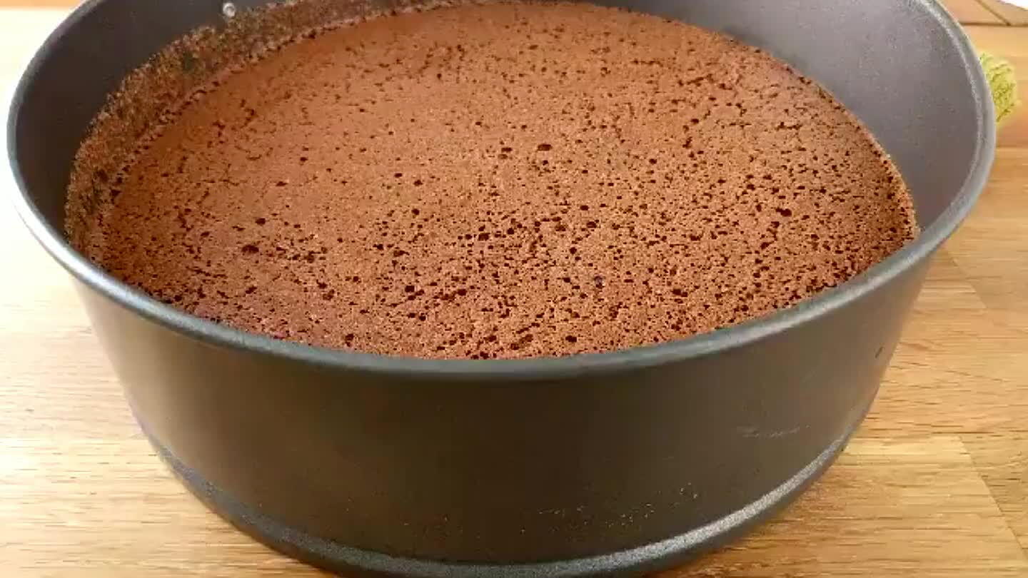 Let the cake cool for 10 or 15 minutes, then use a knife to clear the edge of the cake so you can remove the rim of the springform pan.