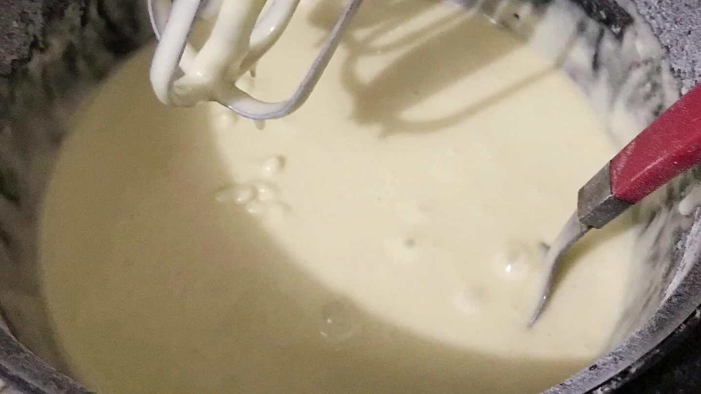 scente o leite aos poucos depois mais 1 xícara e meia de trigo, até a massa fica leve caso preciso acrescente um pouco de leite. Aquecer o forno uns 10 minutos antes, à 150C.