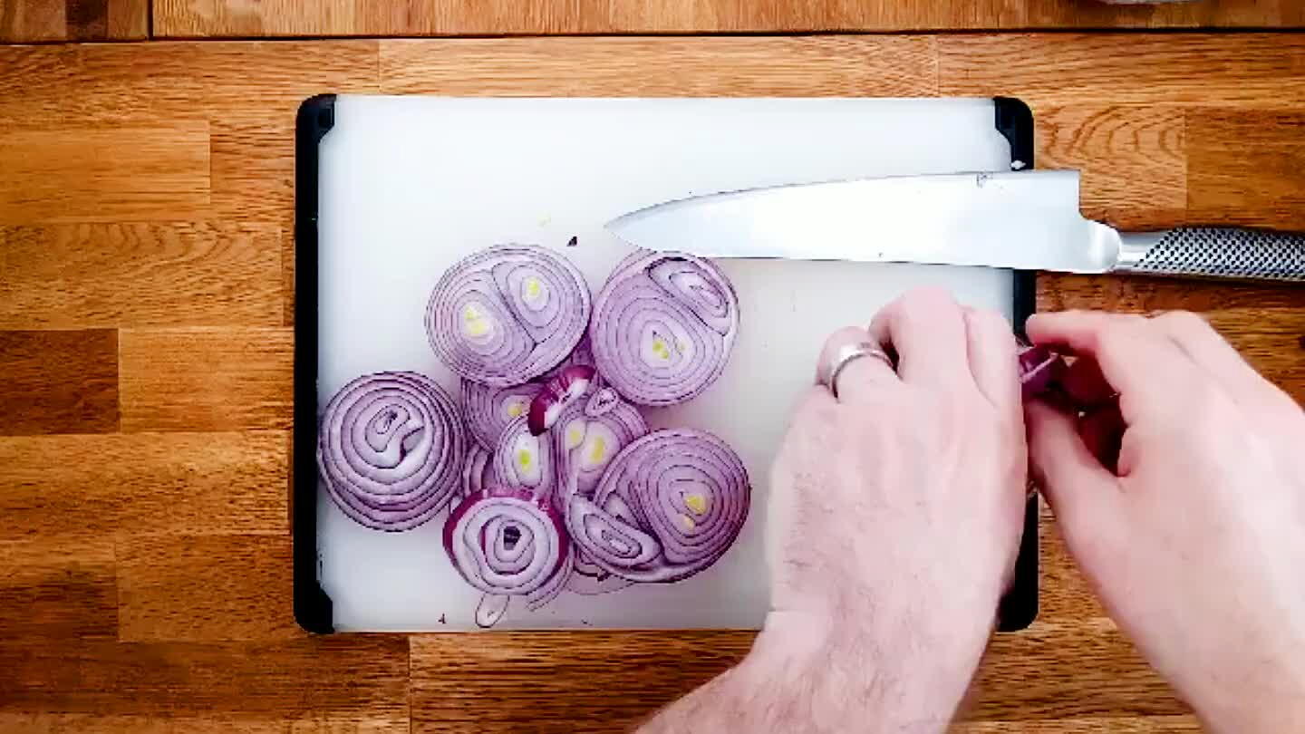 Place the sliced onion in a jar or other heat-safe container that can be sealed.