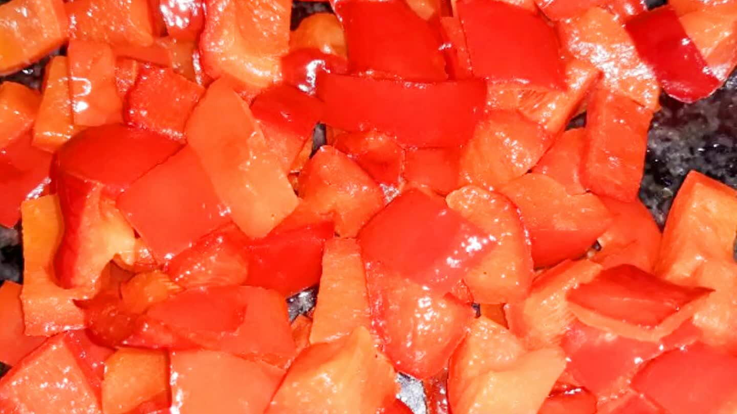 Come prima cosa pulire i peperoni e cuocerli in padella con un filo d'olio e un po' di sale.