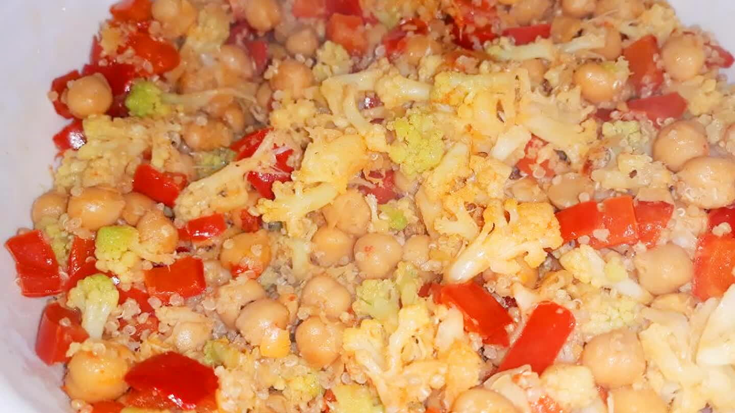 A fine cottura aggiungere la quinoa e mescolare bene.