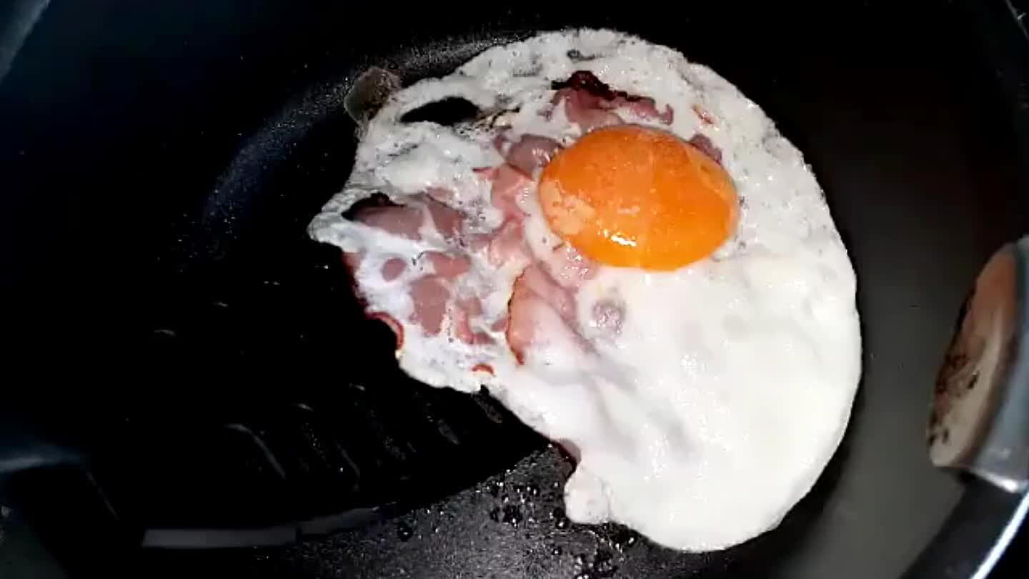 szakadjon ki. Borsozza meg a tojást. Adjon mellé pirított kenyeret, kiflit.
