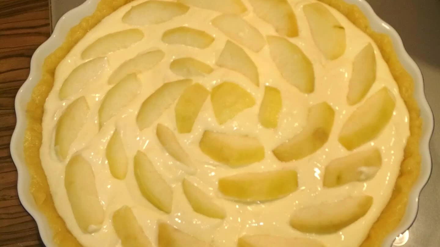 Poskladáme nakrájené hrušky a dáme péct do předehřáté trouby asi na 1 hodinu při 180 °C. Pokud se vám bude zdát, že okraje koláče příliš hnědou ztlumte teplotu na 150°C.