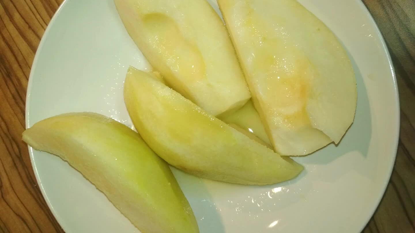 Oloupeme hrušku a pokapeme citronovou šťávou aby nezhnědla (citronovou šťávu potom použijeme do těsta).