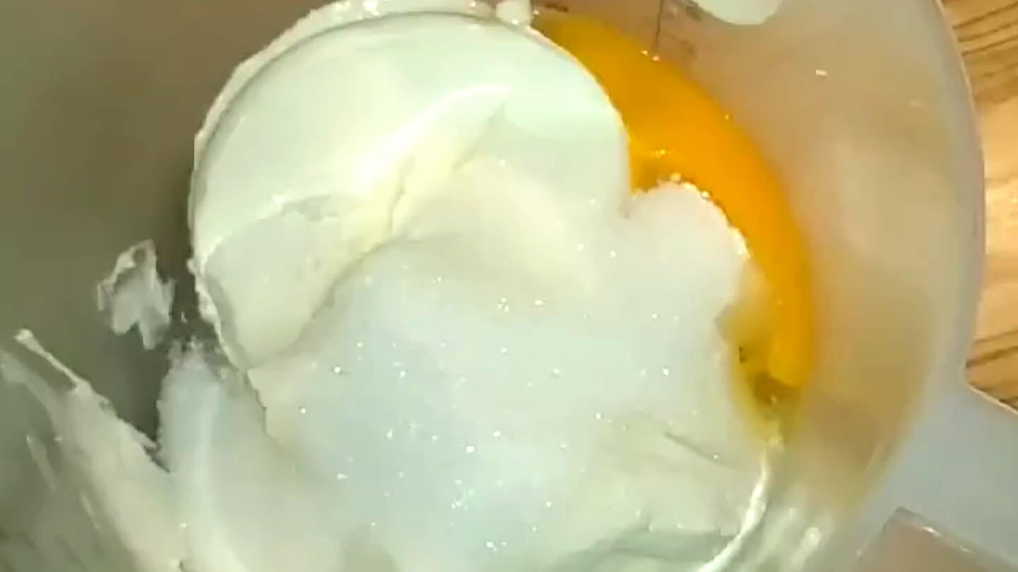 Ušleháme krém z mascarpone, tvarohu, vajec a cukru. Do vyšleháného krému přisypeme trochu mandlové moučky a mandlových plátku.