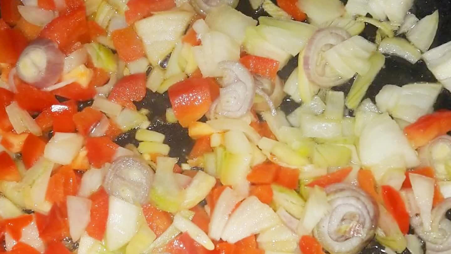 Preheat olive oil on the pan and sprinkle with salt generously