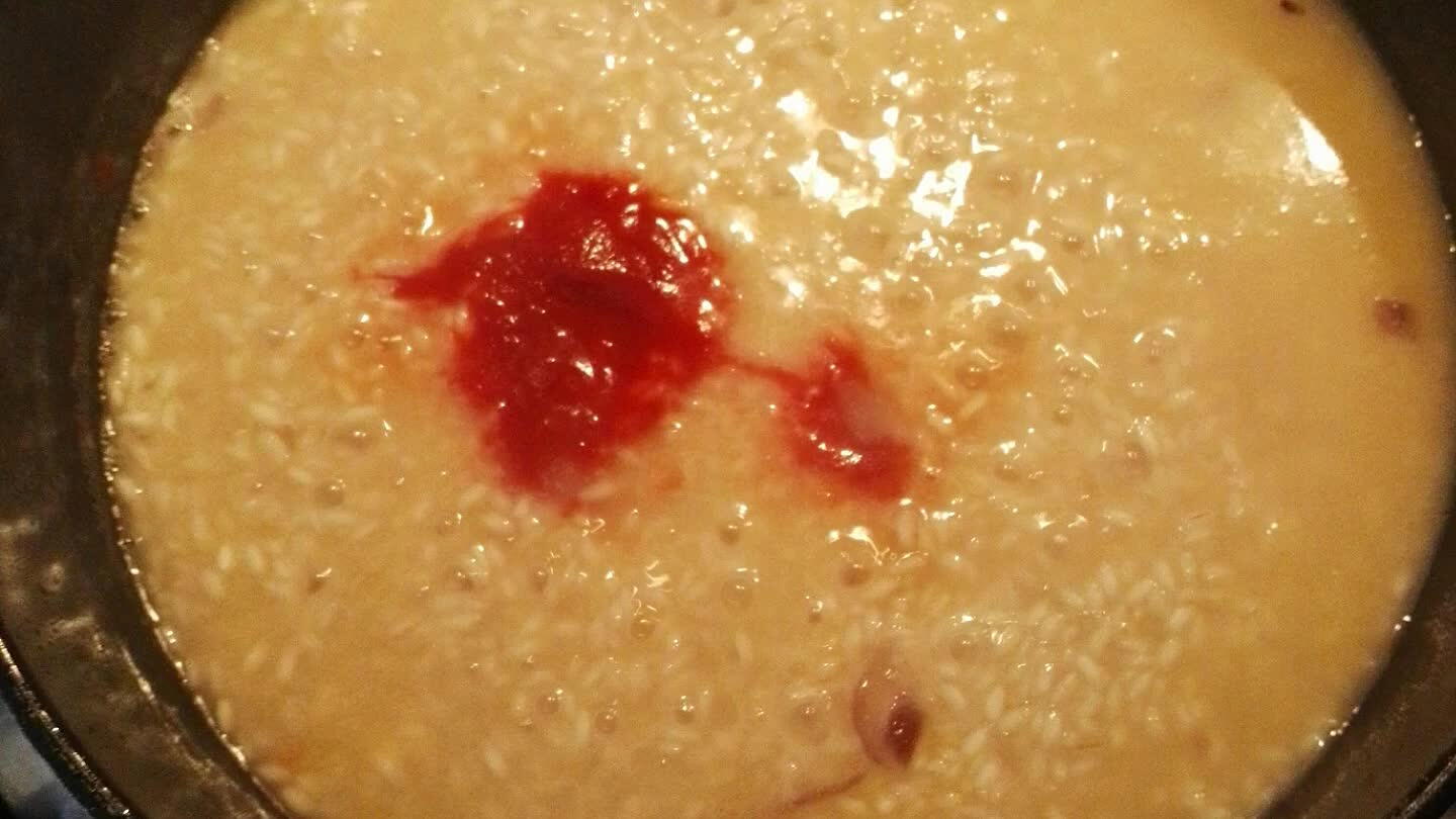 A metà cottura circa aggiungere due cucchiai di salsa di pomodoro.