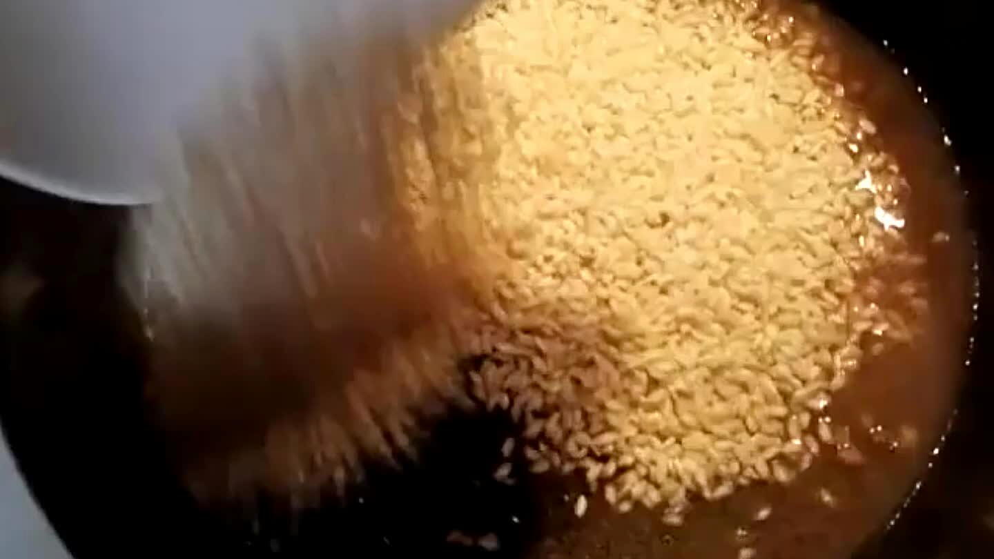 vino restante. Una volta evaporato, iniziare ad aggiungere il brodo tenendo sempre coperto il riso.