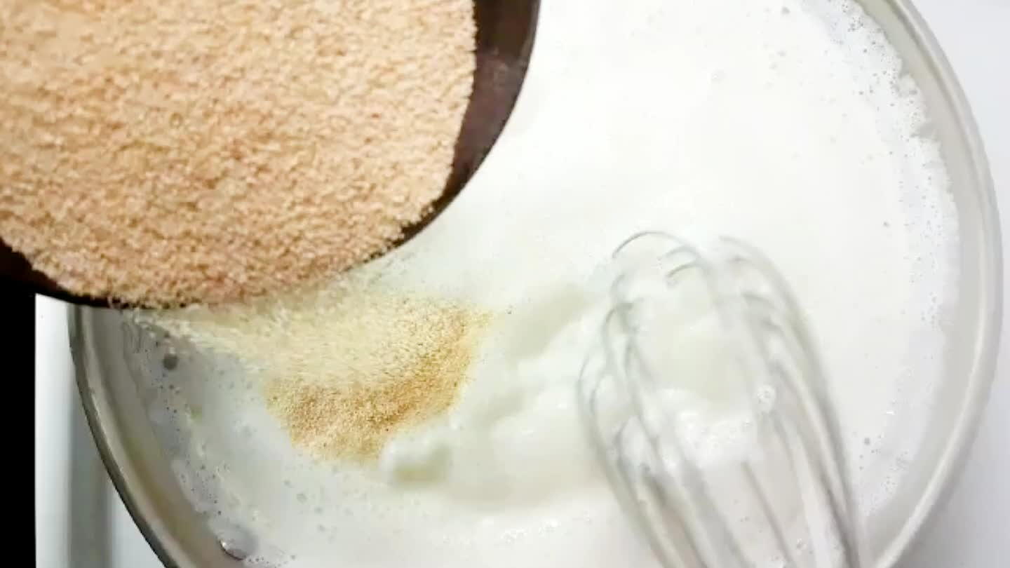 As the milk comes to a simmer, slowly whisk in the semolina flour. Keep whisking to avoid lumps.