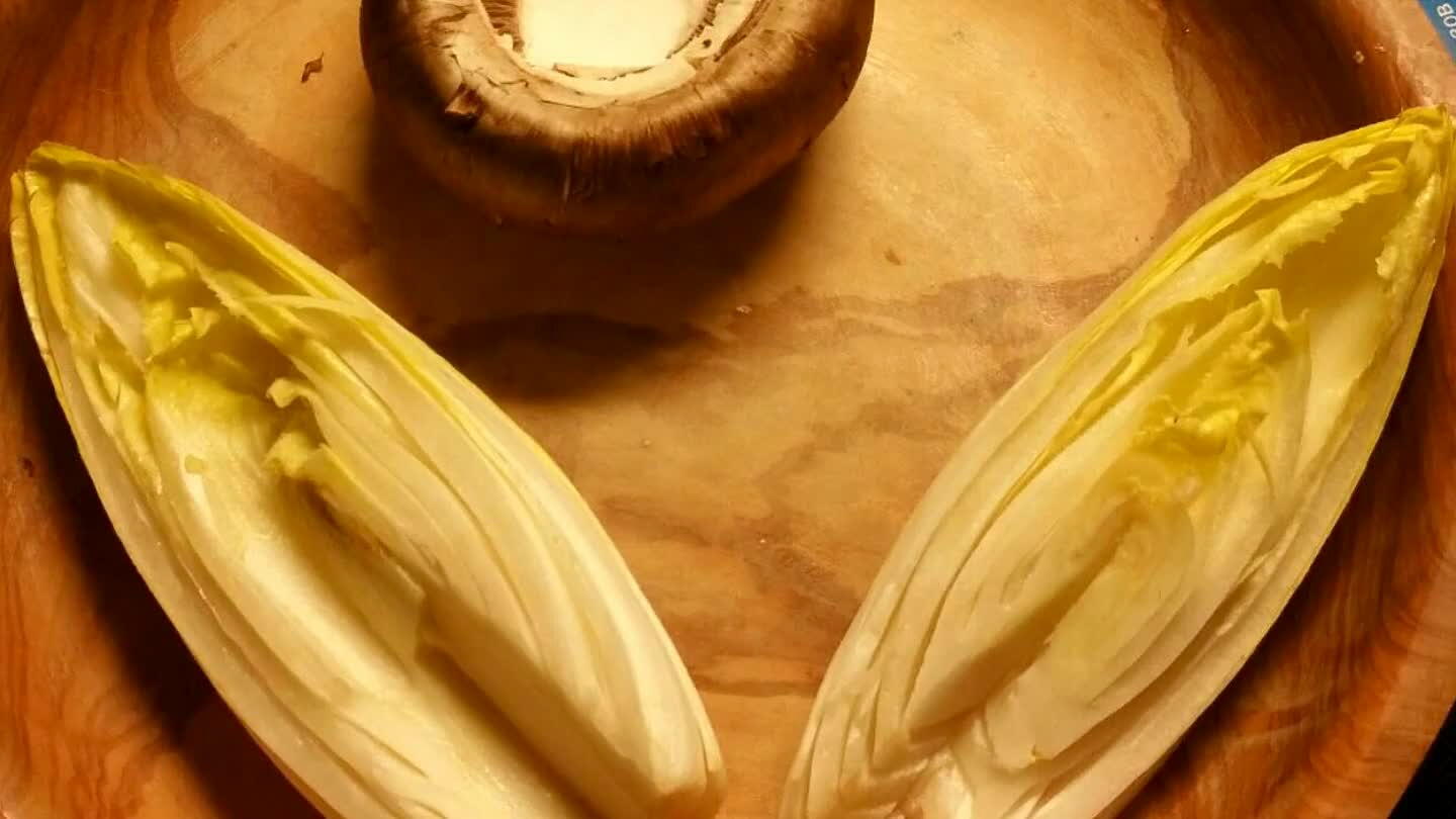 ren. Aus den Champions den Stil entfernen und die Pilze mit Feta auffüllen.