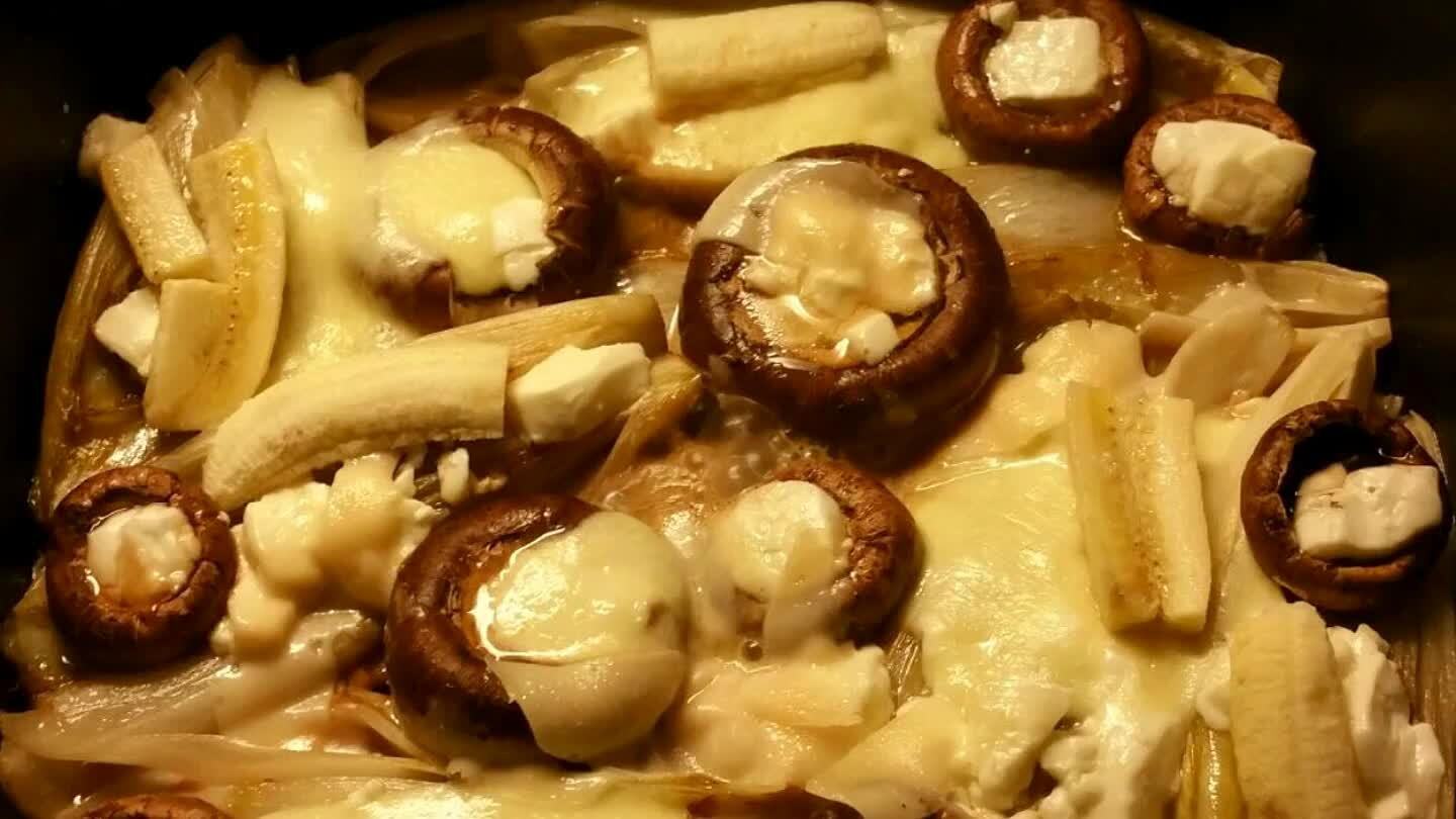 Feta belegen. Über alles noch den Mozarella verteilen. Den Deckel auf die Pfanne u alles ca. 10 Min bei geringer Hitze überbacken.