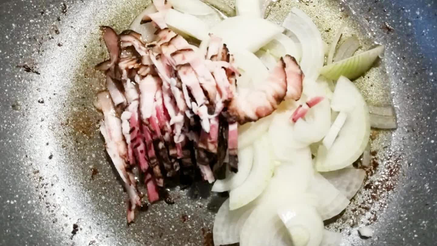 půl kolečka, slaninu na slabé proužky a ve výpeku smažíme do růžova. Posypeme červenou paprikou a na konci přidáme na proužky nakrájený sýr.
