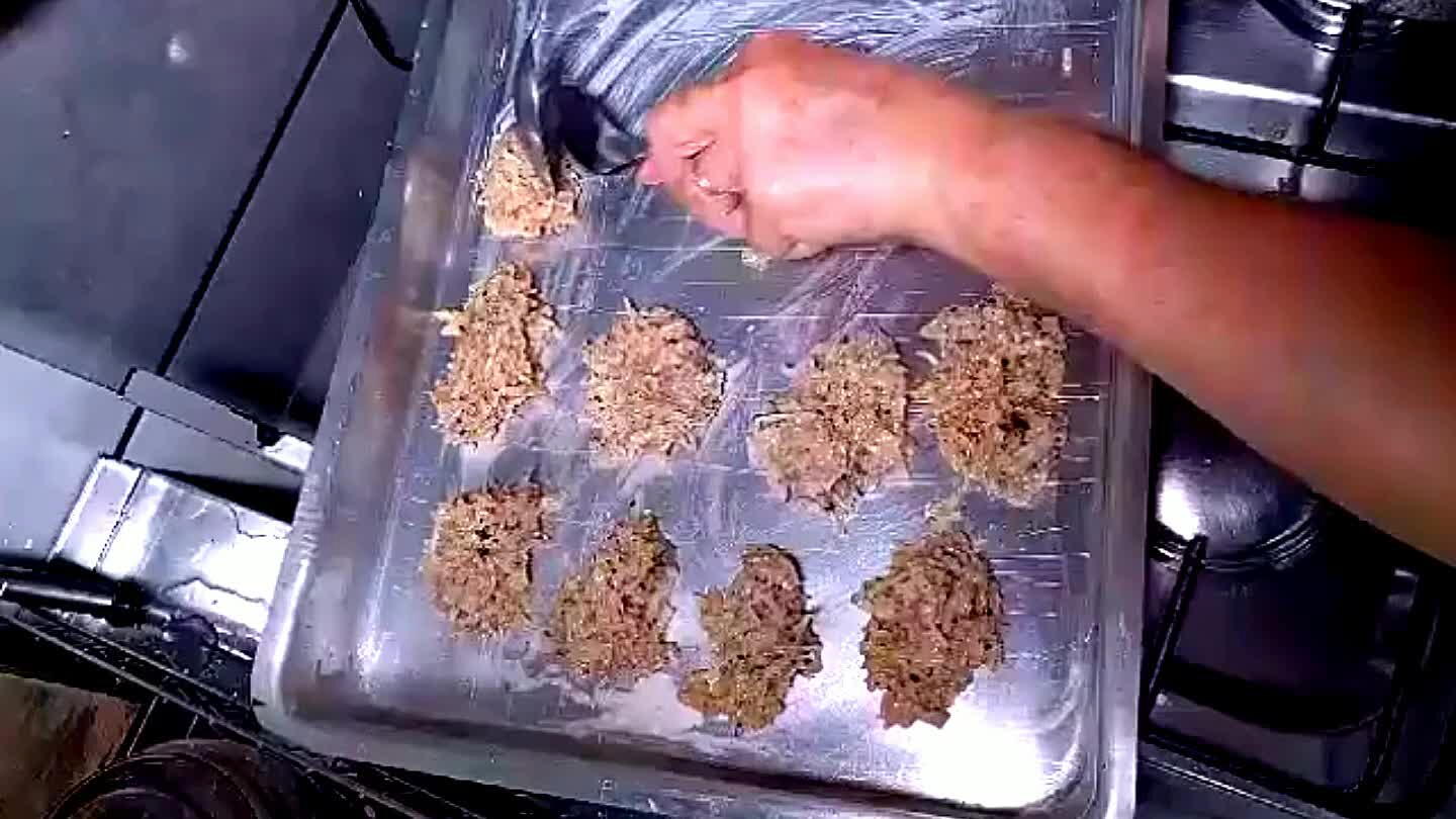 Colocar na forma untada ou tabuleiro usando uma colher. Deixar esfriar e guardar em tupperware com tampa.