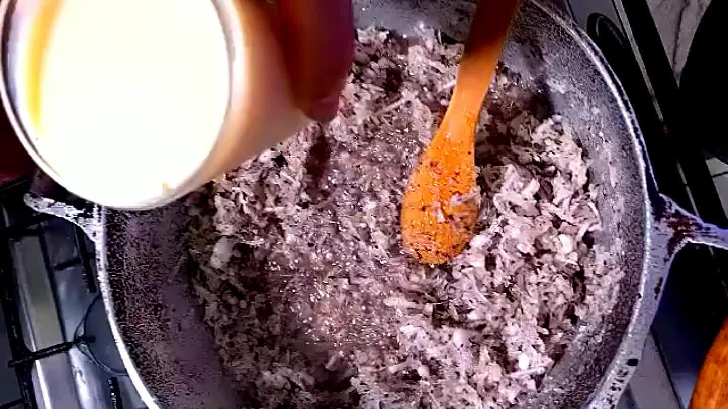 Acrescentar o leite condensado, mexer até desprender da panela, sempre mexer sem parar até dar o ponto ( o ponto é quando fica todo solto da panela);