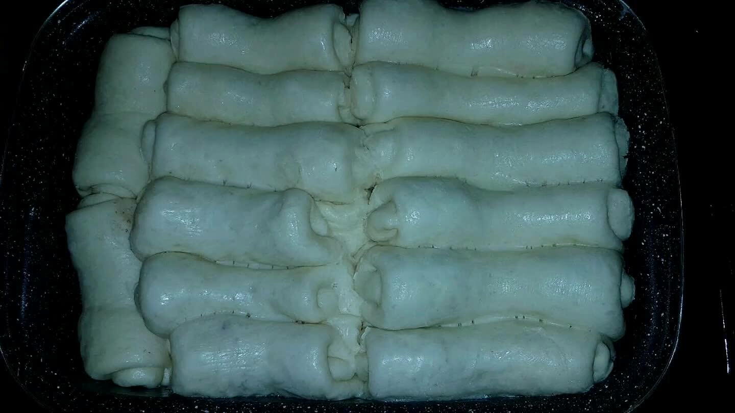 őbe 180 Celsius fokra, és légkeverés nélkül süsse 15 percig. Ezután fordítsa meg a tepsit, és süsse készre (5-8 perc) a buktát. Ezután vegye ki a tepsit a sütőből.