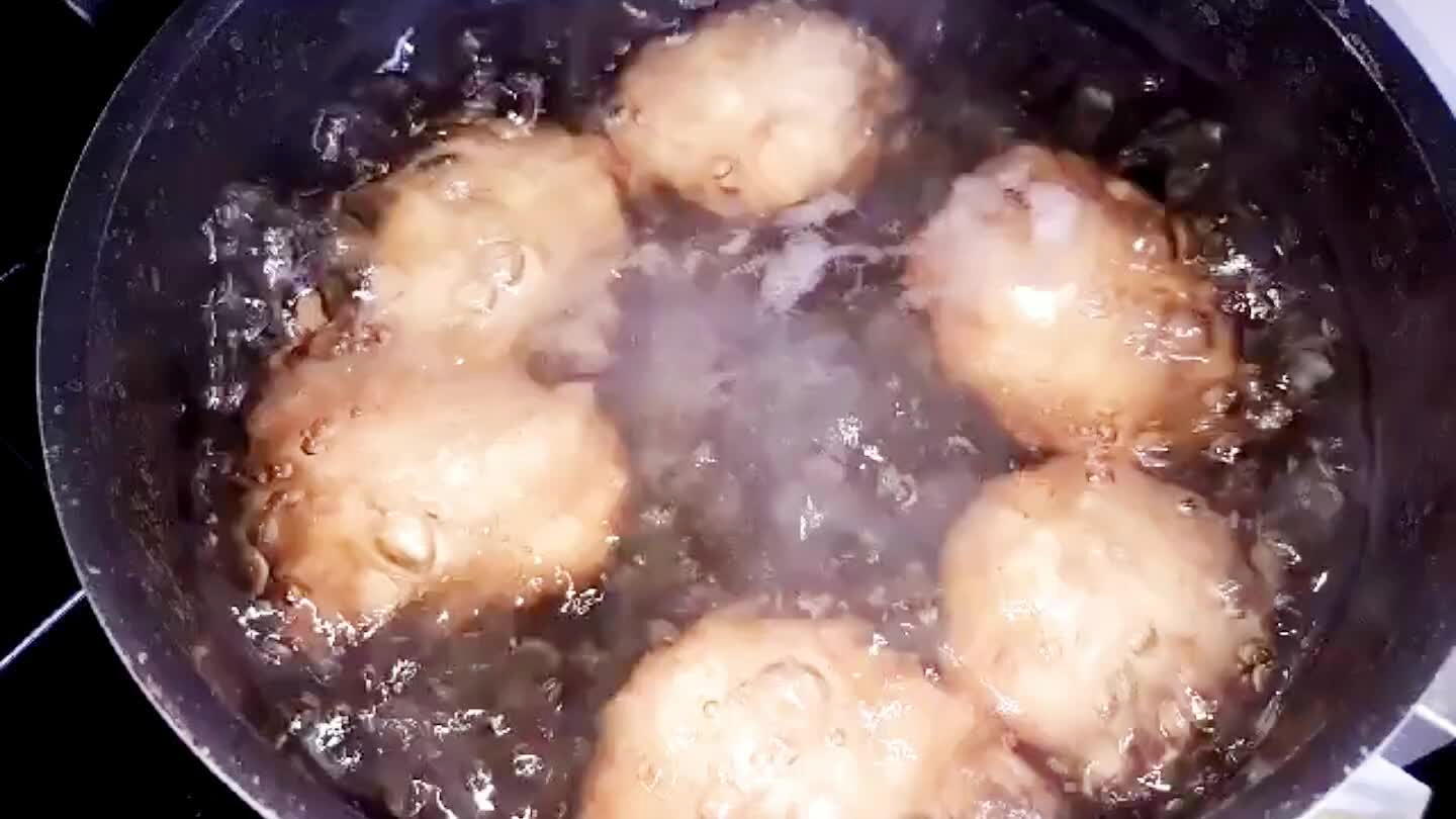 . Amikor megpuhult a burgonya belseje is, öntse le a főzővizet.