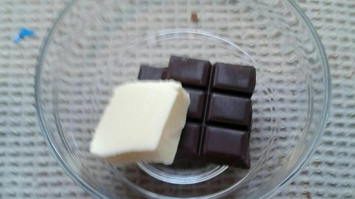 Dans un bol,faire fondre le beurre et le chocolat pendant 1 minute au micro-ondes.