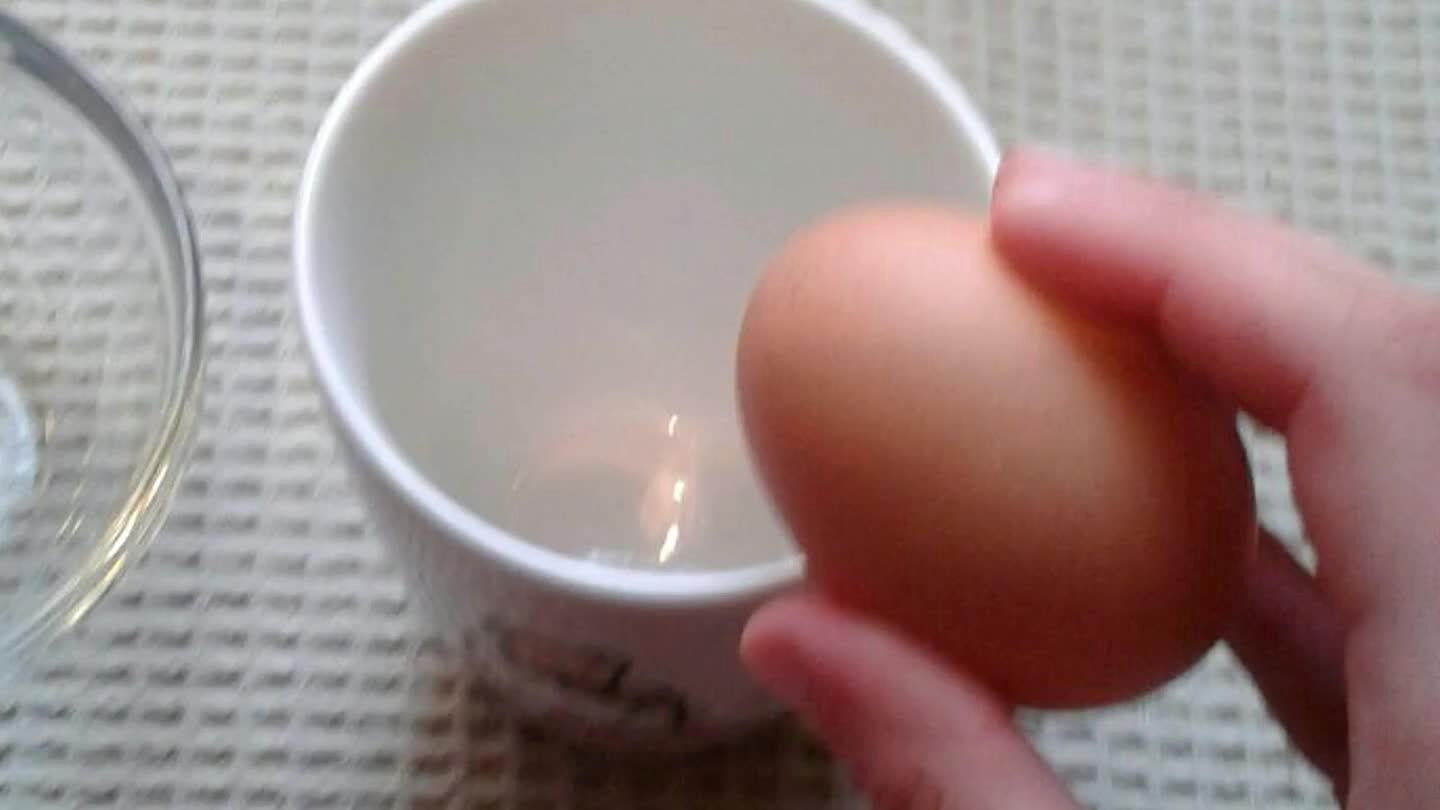 Dans un mug, casser l'œuf et séparer le blanc du jaune. Batter le pour le monter.