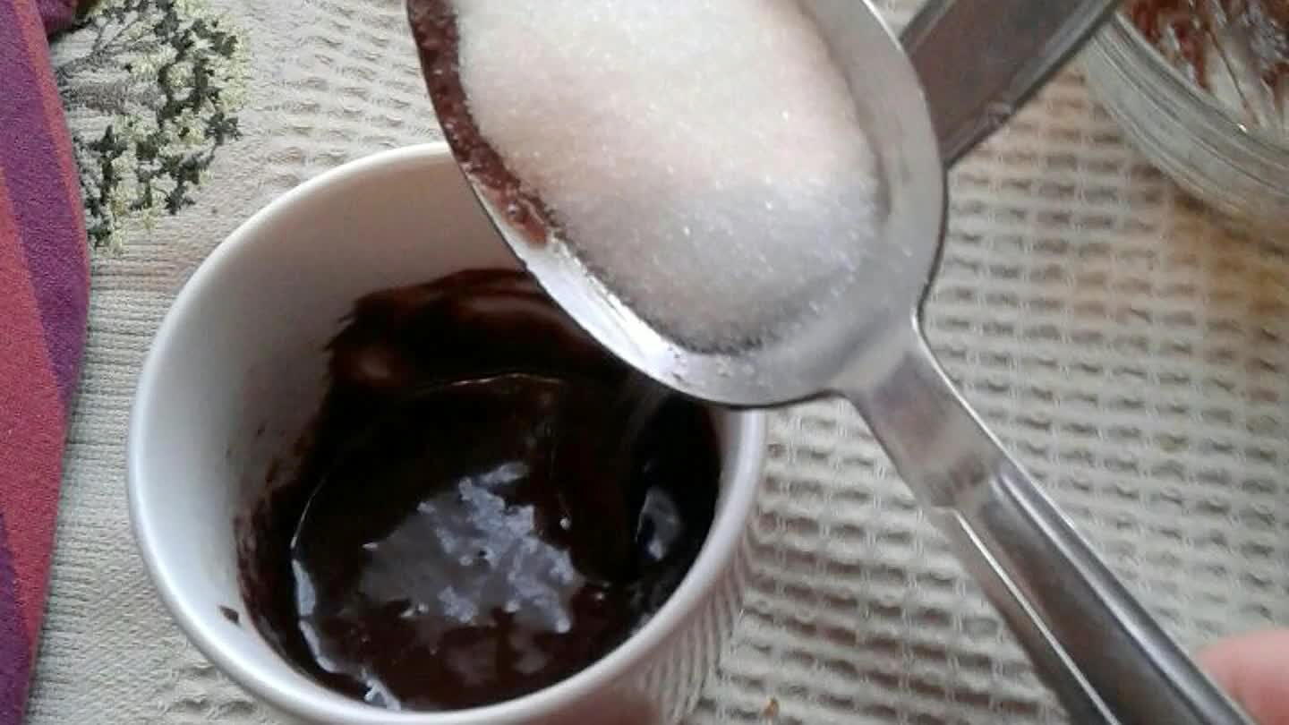Mettre le sucre et la farine.